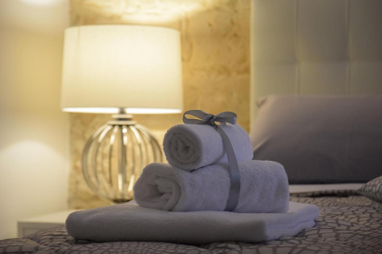 לצ'ה Ferrante D'Aragona Rooms מראה חיצוני תמונה