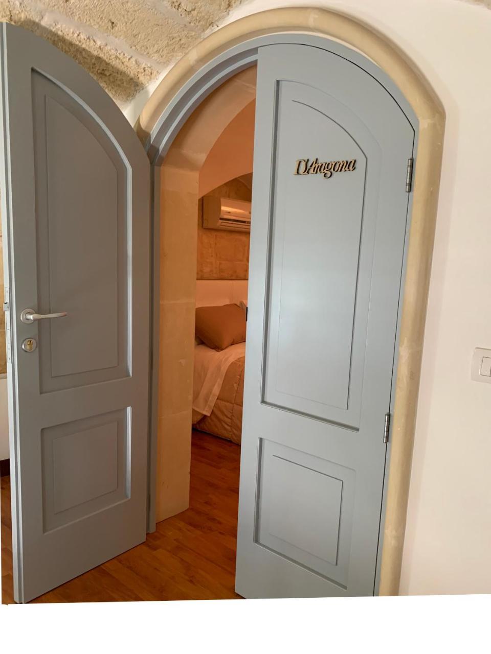לצ'ה Ferrante D'Aragona Rooms מראה חיצוני תמונה